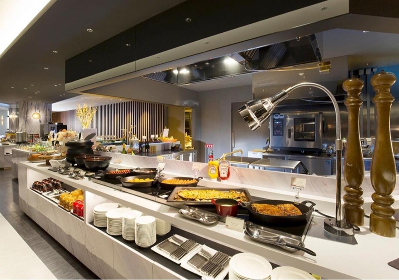 Hotel Emisia Sapporo Eksteriør billede A buffet at a hotel