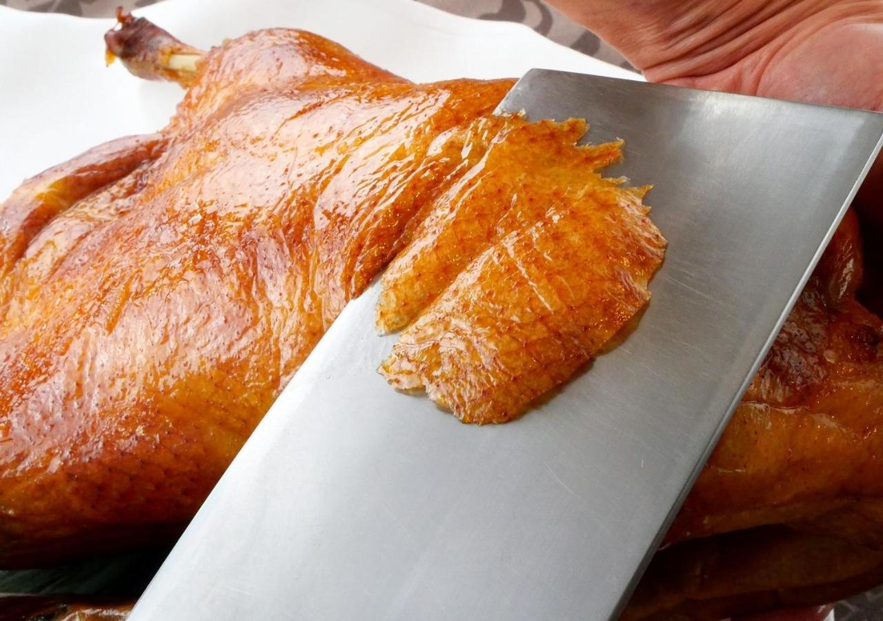 Hotel Emisia Sapporo Eksteriør billede Slicing a roast duck
